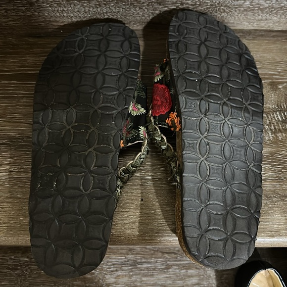 Ladies size 10 cork wedge Muk Luk flip flops, green braid strap, floral band - Picture 4 of 4